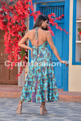 Vestido largo de seda con cuello halter