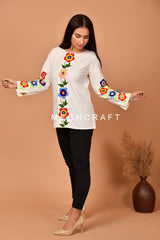 Top blanco con bordado floral