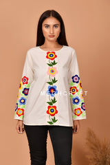 Top blanco con bordado floral