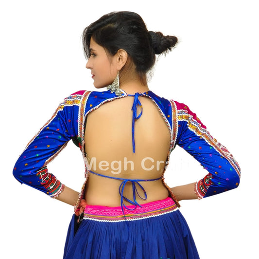 Blusa Kutch sin espalda bordada