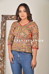 Blusa tradicional con espejos de Kutch