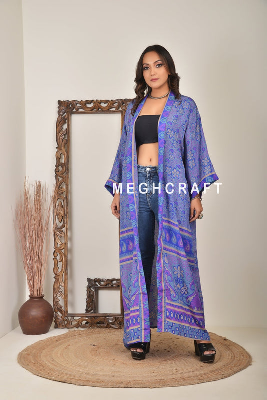 Robe kimono bleue pour couvrir le corps