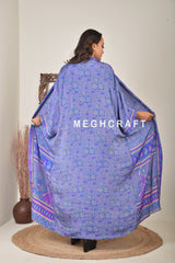 Robe kimono bleue pour couvrir le corps