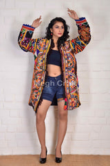 Chaqueta tipo kimono de lana con diseño de espejos de Kutch