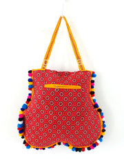 Bolso con pompones y espejo