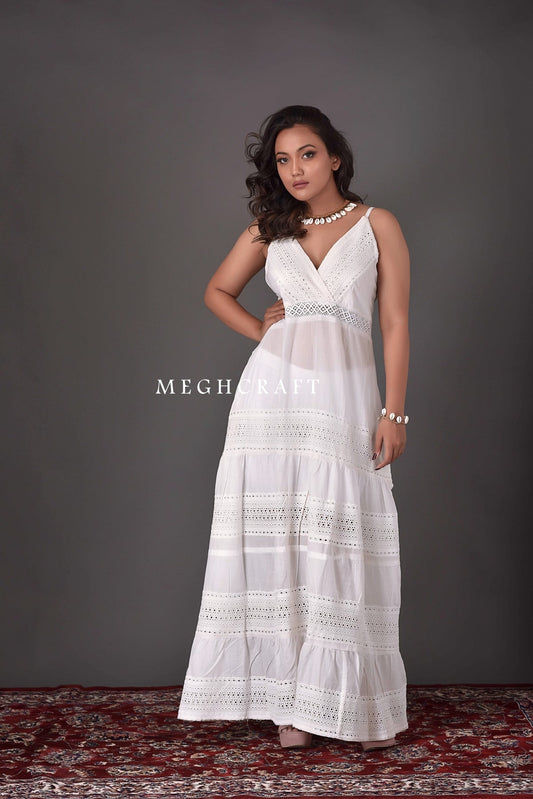 Robe longue smockée Schiffli blanche