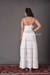 Robe longue smockée Schiffli blanche