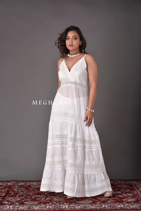 Robe longue smockée Schiffli blanche