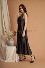 Robe en satin de soie noire