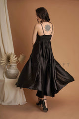 Robe en satin de soie noire