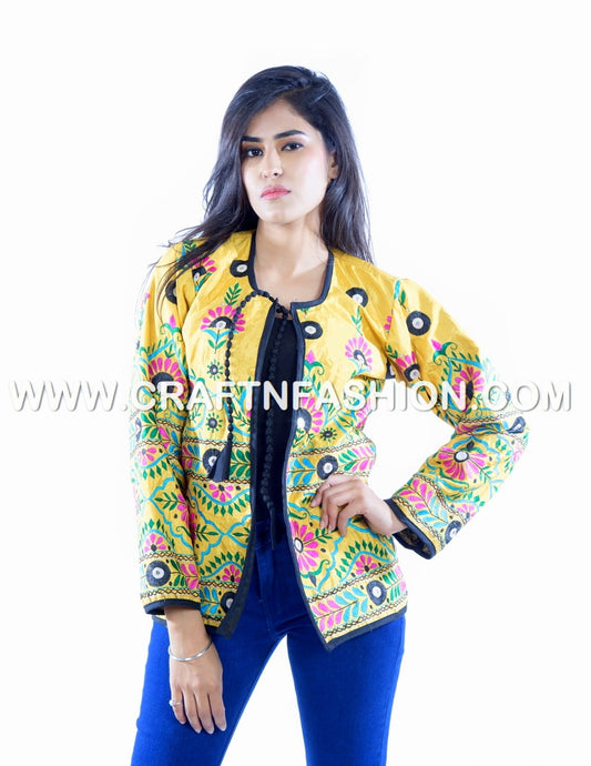 Chaqueta de seda bordada gujarati