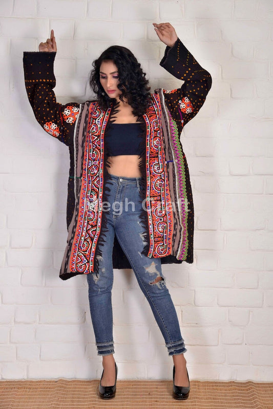 Chaqueta tipo kimono con bordado hippie